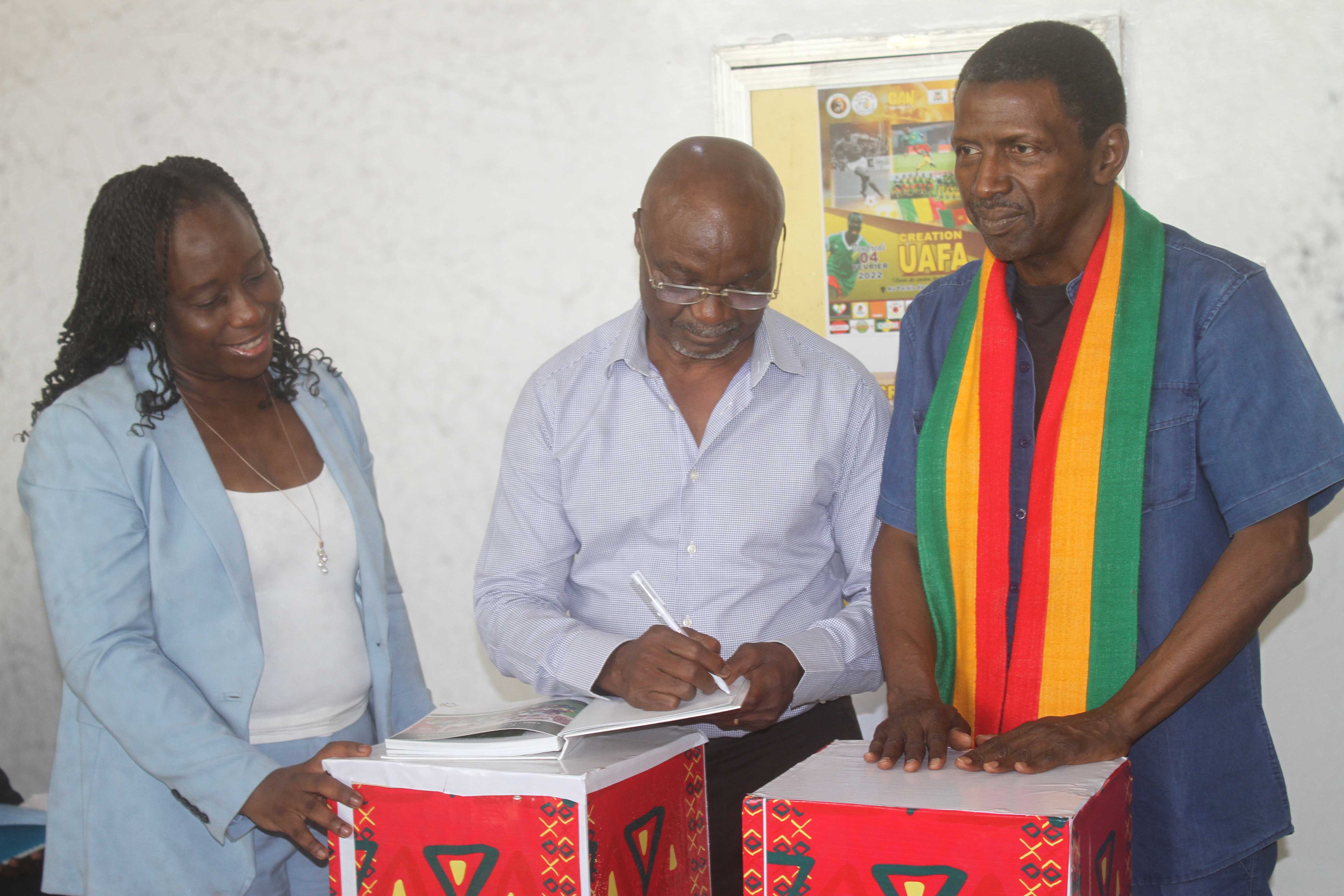 Journée historique
Déclaration de YAOUNDE sur la Création de l'union des anciens footballeurs d'Afrique (UAFA)
Roger Milla Président du Collectif des lions indomptables du Cameroun et Moctar Sow Président de l'union des anciens footballeurs du Mali (UNAFOM)
Le 04 février 2022 lors de la CAN 2022