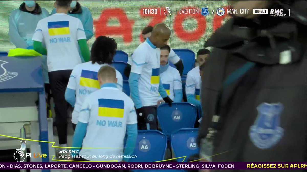 🇺🇦 🤲 Séquence d'émotion samedi en avant-match entre Everton et Manchester City où les Toffees sont rentrés avec un drapeau de l'Ukraine et les Citizens avec un message sur la tunique d'entraînement "No War". #zinchenko n'a pas pu retenir ses larmes après cet immense hommage.🥺