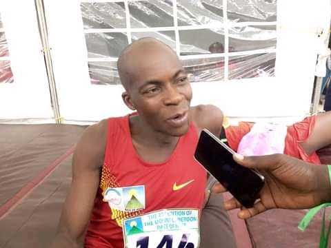[Athlétisme] 
#mountcameroon 
#raceofhope 
 
Voici pourquoi Godlove Gabsibuin a perdu ,mais gagné... 
 
À 20 minutes de l'arrivée,les deux 1ers sont aux coudes à coudes(Elvis Nsambila vainqueur,et Godlove son dauphin).Mais,un évènement va venir changer le cours des choses.Godlove et Elvis s'échangent quelque chose,de quoi s'agit il? Nous apprenons plus tard par une source que c'était une gorgée d'eau.Quelques secondes après,l'on appercoit Elvis en tête de peloton de la course et Godlove derrière lui, jusqu'à l'arrivée deux minutes plus tard que le premier.Lors des itw, Nsambila se dit choqué d'avoir gagné devant Godlove,déjà 5 fois vainqueurs,et à son tour,le 2e va déclarer voulu voir Elvis gagner,parce qu'il le mérite.Plus,loin,l'on apprendra que les athlètes sont de la même tribu,et qu'ils travaillent ensemble dans la région du Nord ouest.Ainsi ,Ngabsibuin a laissé son frère gagner cette course,et empocher aussi 10.000.000 FCFA. 
Quel geste !!! 
@M.Ateba,de retour de Buea.