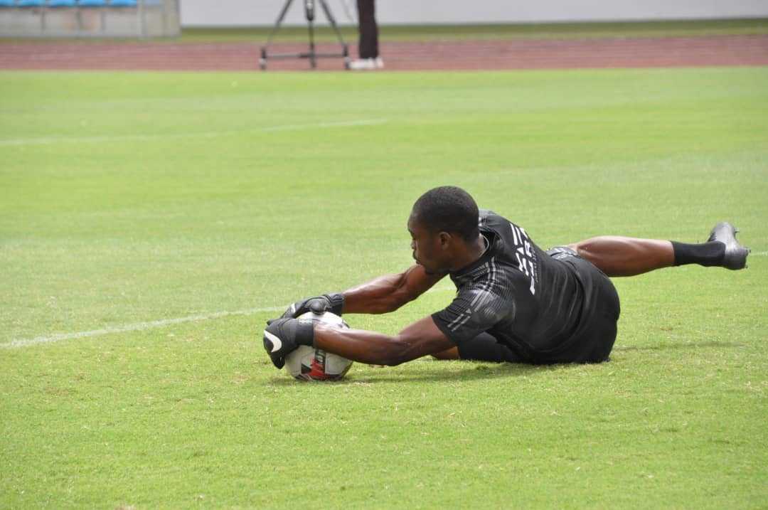 [Vie en club] 
#cotonsport 
#nlend 
Le club veut le voir à Garoua dans les brefs délais. 
 
C'est via un communiqué parut à notre rédaction que le club convoque son gardien de but à Garoua.Narcisse Nlend ,qui n'a plus donné des nouvelles de lui est désespérément recherché par son club avec lequel il est toujours sous contrat.Mais selon certaines indiscrétions,le torchon brûle entre lui et l'administration du club de la rive de la #benoue,si bien que le joueur aurait décidé de ne plus y mettre ses pieds dans le nord.Rappelons que coton est engagé à la coupe de la CAF,et se rend au Congo Brazzaville cette semaine pour y affronter #otoho,actuel co-leader du championnat congolais. 
@M.Ateba