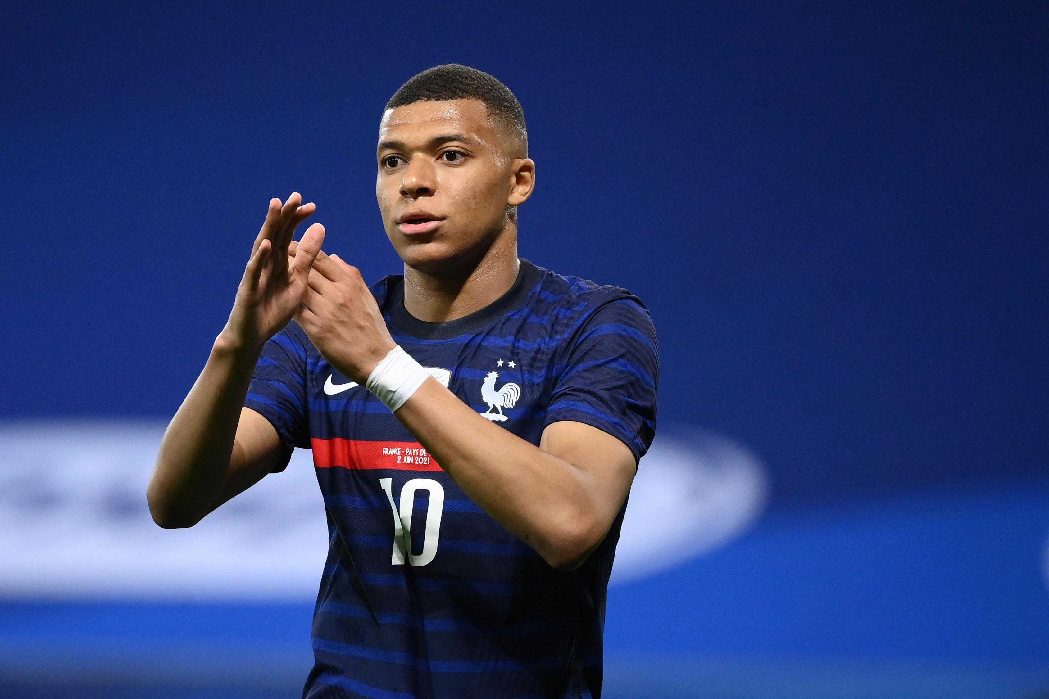 [Mercato] 
Selon ok Diario, la mère de #kylianmbappe aurait fait une énorme demande au #realmadrid comme prime de signature. Ce qui rallongerait les discussions entre les deux parties.