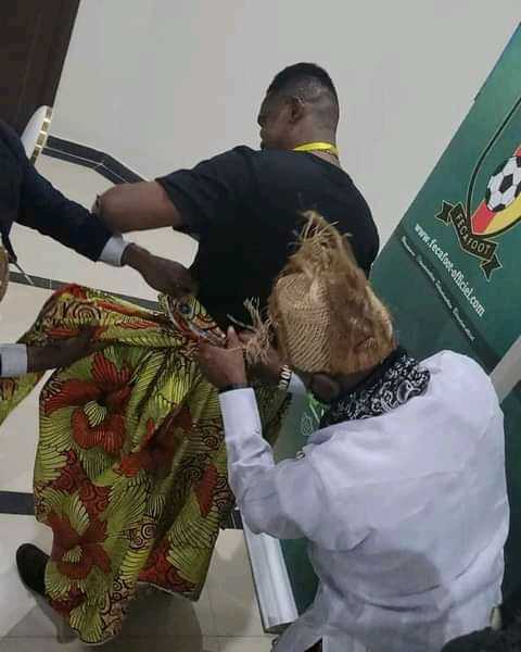 [Distinction] 
#etoo 
Honoré à limbe par les chefs traditionnels. 
 
Quelques images fortes de la cérémonie de ce mercredi. 
@M.Ateba