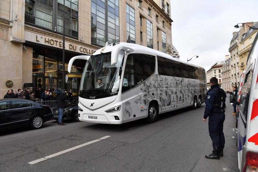 [Ligue des Champions] 
Une révélation de Marca. L'hôtel dans lequel est logé le #realmadrid dans le cadre de la confrontation face au #psg ce soir, ses employés protestent pour leurs droits de travail. 
#ucl 
#ldc