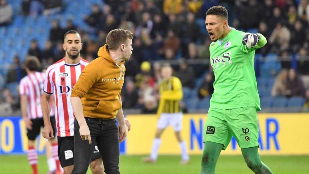 Maduka Okoye made 9 saves for Sparta Rotterdam against Vitesse today, including saving a penalty and it was a Man of the Match performance 
 
This fan could not bear his saves so he encroached to attack Okoye who repelled the attack but someone had a plan B, threw bottle of beer from the stands. #germany #sparta