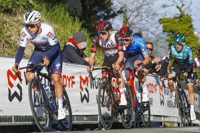 [Cyclisme] 
Une scène incroyable en Italie. A l'occasion de la cinquième étape de #tirrenoadriatico, #tadejpogacar et #remcoevenepoel ont eu à faire face à une faute d'orientation. Les deux hommes qui venaient d'accélérer se sont trompés de chemin à moins de 10 km de l'arrivée. 
Rappelons que cette étape a été remportée par #warrenbarguil. 
#cyclisme