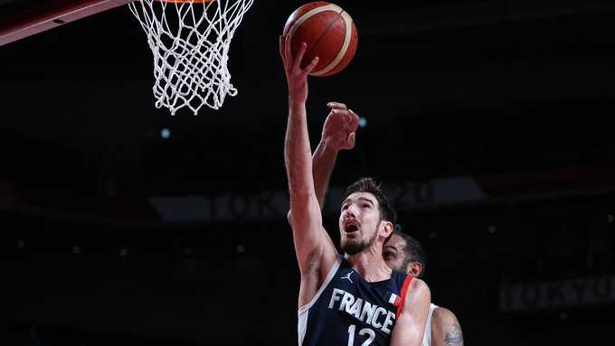 [Basketball] 
Un des tauliers de l'Equipe de France de #basket, #nandodecolo ne sera pas présent à l'Euro 2022 qui va se dérouler au 1er au 18 septembre prochain. Le meneur et arrière privilégie le Mondial 2023 et les #jo2024 de Paris.
