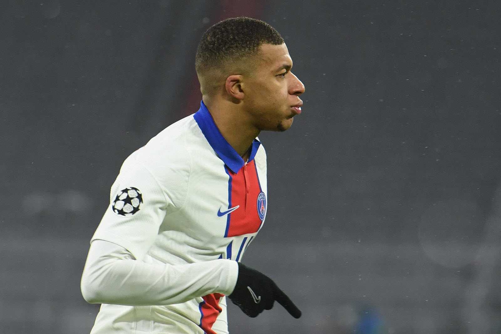 [Real Madrid] 
Selon La Parisien, le #psg aurait proposé un contrat de deux saisons à #kylianmbappe avec un salaire de 50 millions d'euros annuel plus 100 millions d'euros comme prime de signature. Malgré cette offre XXL, le joueur va bel et bien signer au #realmadrid d'après la chaine espagnole El Chiringuito TV.