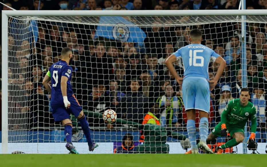 À dix minutes du coup de sifflet final du match qui opposait les citizens au madrilènes, #aymeric#laporte commettait une main malheureuse sur un centre, qui ne passait pas inaperçue. Sans hésitation, l'arbitre désignait le point de penalty et #karim#benzema se chargeait de la sanction, d'une délicieuse Panenka (4-3, 82e). Une prise de risque maximale pour inscrire son 14e but de la saison en Ligue des Champions.💥🌋