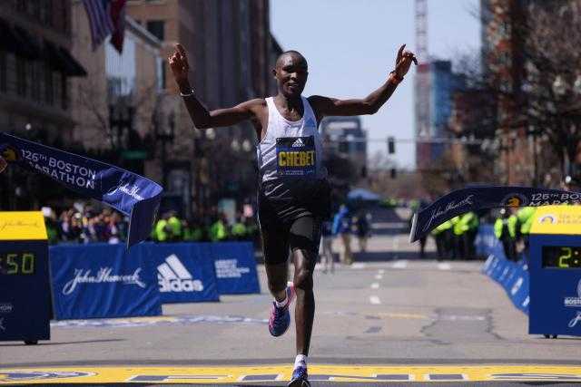 [Athlétisme] 
Un podium 100% Kenyan au marathan de Boston ce lundi. #evanschebet remporte la médaille d'or avec un chrono de 2h06'51''. Ses compatriotes #lawrencecherono (+0''20) et #bensonkipruto (+0''36) complètent le top 3. 
#marathonboston