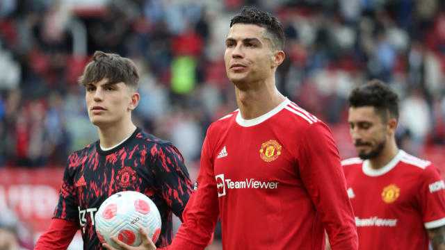 [Manchester United] 
Auteur d'un triplé face à #norwichcity le samedi dernier, #cristianoronaldo a offert le ballon à #alejandrogarnacho, joueur de l'équipe U18 de #manchesterunited, sur le banc avec les Pros la dernière fois. 
#premierleague