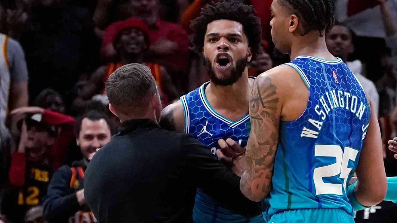 La NBA multó este jueves con 50.000 dólares (46.000 euros) al alero de los Charlotte Hornets, #miles#bridges, por arrojar su protector bucal a la multitud tras ser expulsado del partido del miércoles contra los Atlanta Hawks.😬🤦