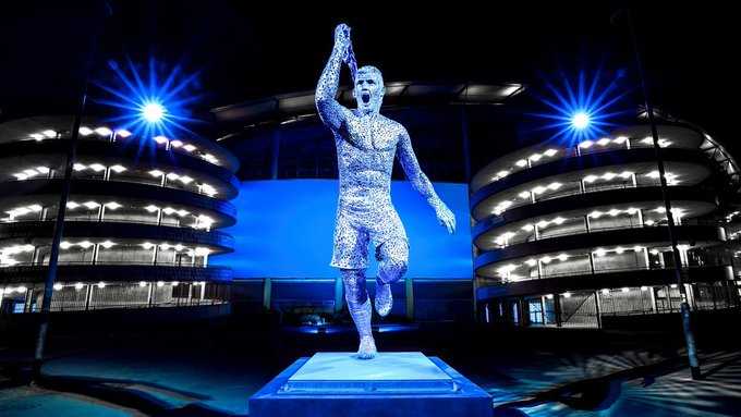 [Football] 
10 ans jour pour jour après le sacre de #manchestercity en #premierleague grâce à ce but mémorable de #sergioaguero face à #qpr, le club dévoile une statue permanente du joueur devant l'#etihadstadium.