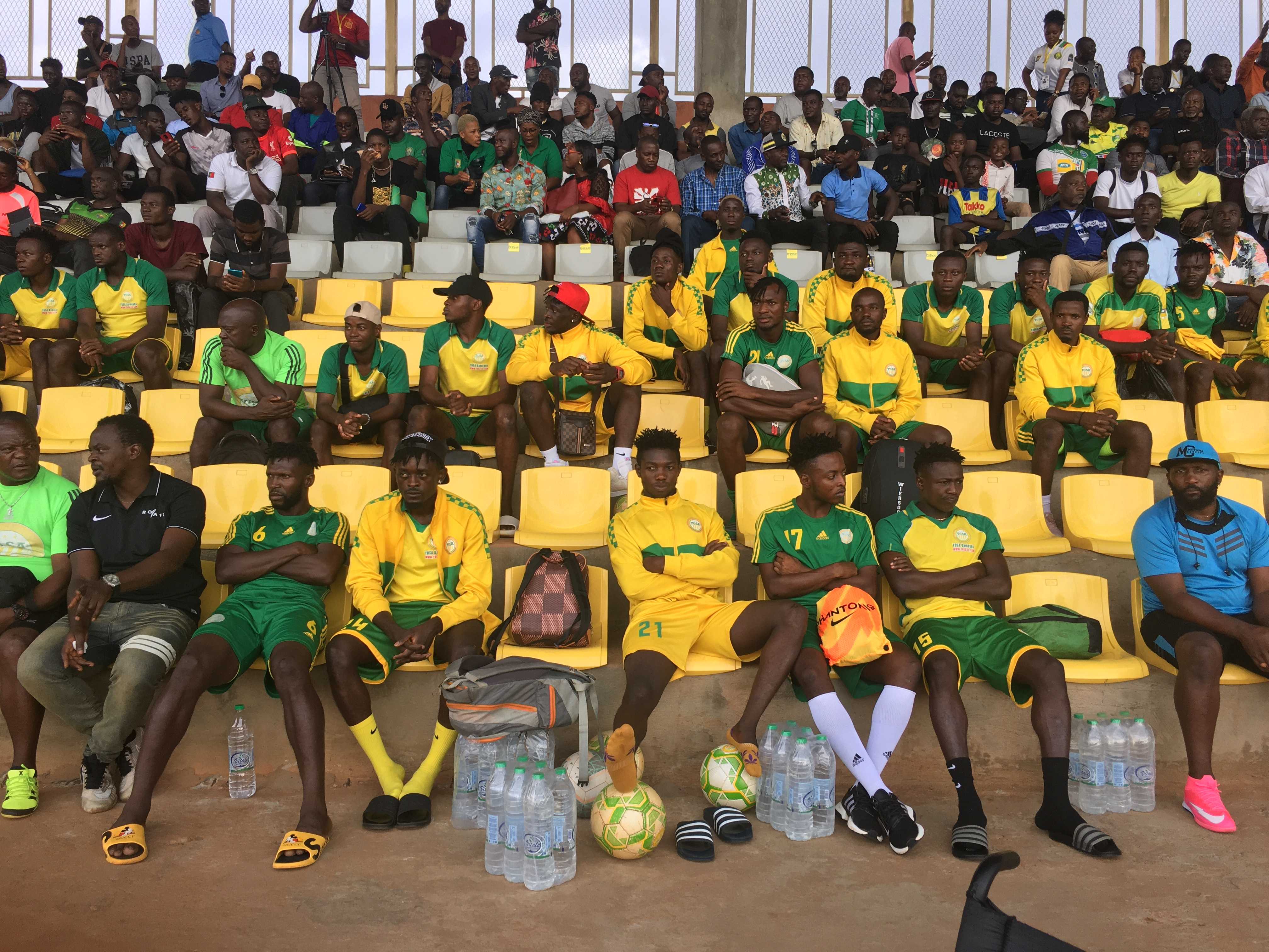 En attendant leur match face a Astres de Douala, les joueurs de YOSA dans les tribunes de l'annexe numéro 1  
#eliteonej14 
@Geleme2