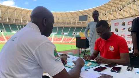 [Scrabble] 
#paposy 
Le championnat d'Afrique se dispute au Cameroun depuis quelques jours. 
 
Ici en image ,le champion d'Afrique face au champion du Cameroun.