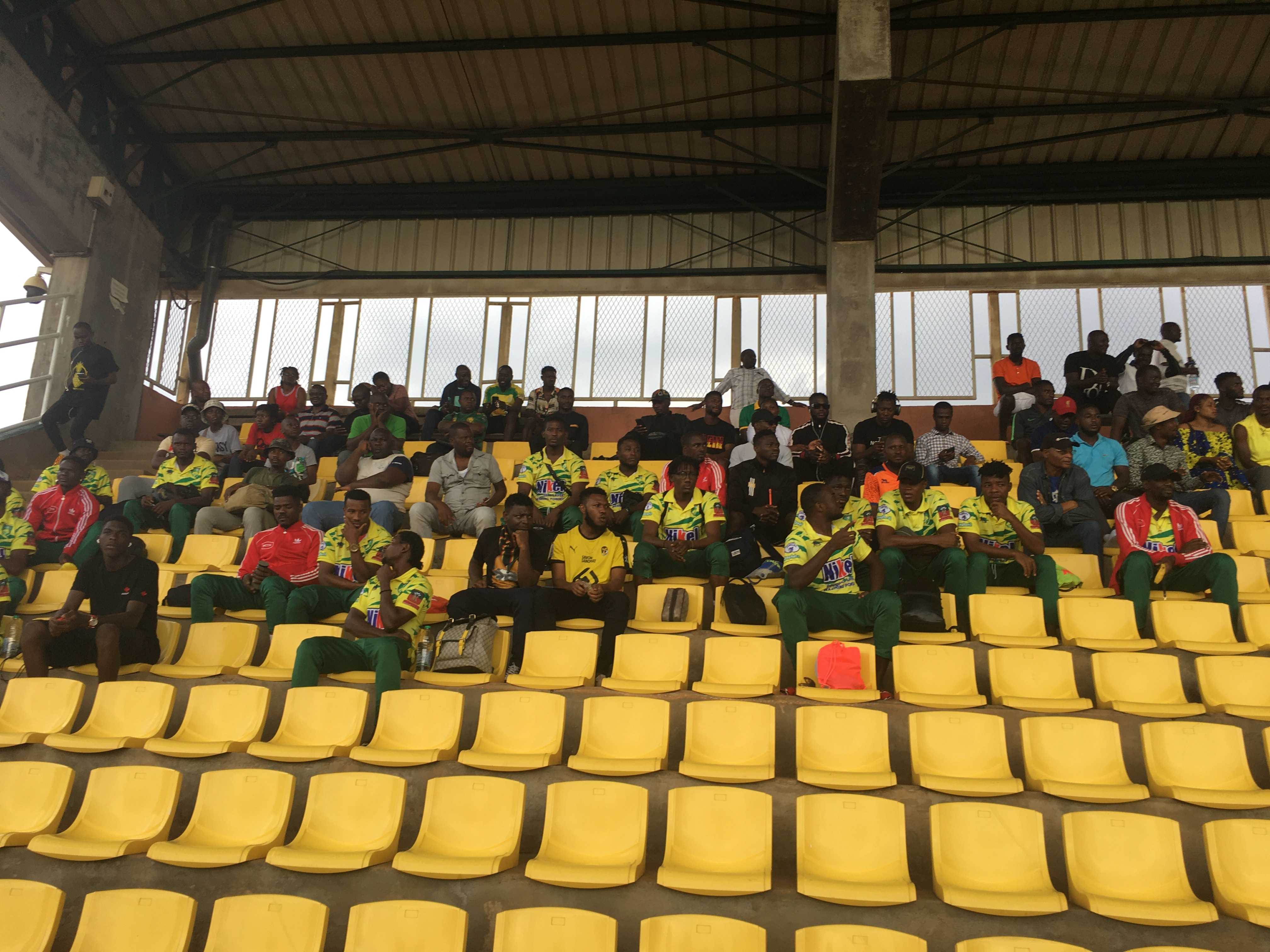 Les joueurs des Astres de Douala, leader de la poule B attendant leur match face à YOSA  
 
#eliteonej14 
@Geleme2