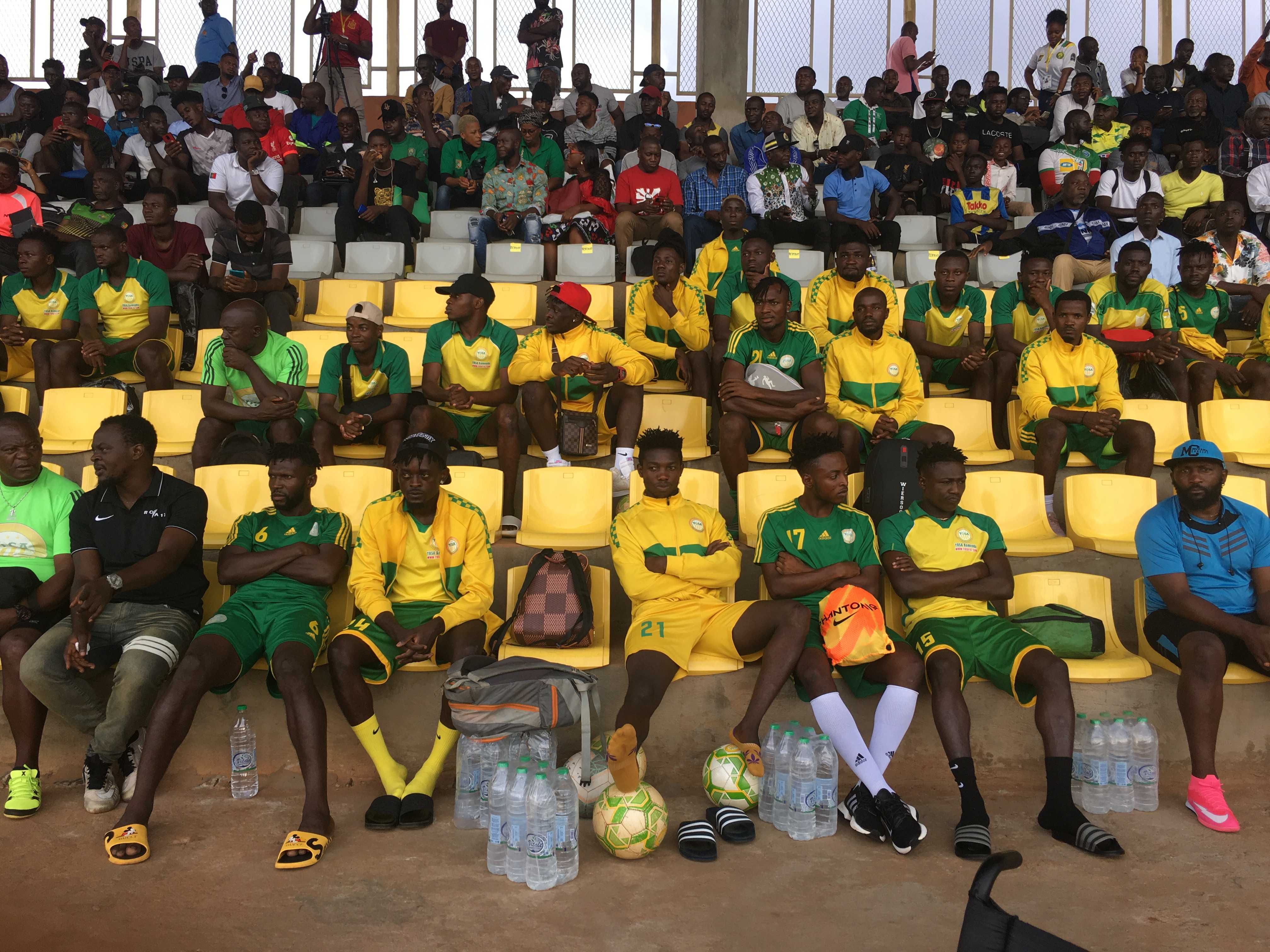 En attendant leur match face a Astres de Douala, les joueurs de YOSA dans les tribunes de l'annexe numéro 1  
#eliteonej14 
@Geleme2