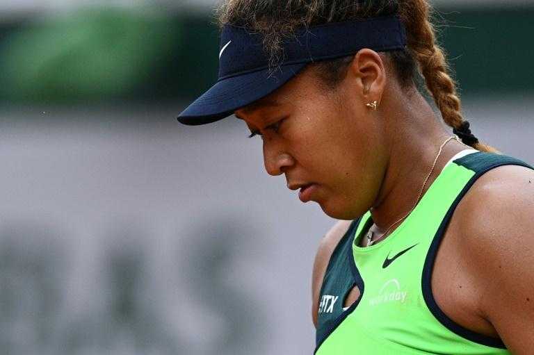 El ex No.1 del mundo de #naomi#osaka se inclinó en la primera ronda del Abierto de Francia al estadounidense #amanda#anisimova 7-5, 6-4 el lunes, un año después de su retirada rotundo del torneo de París.