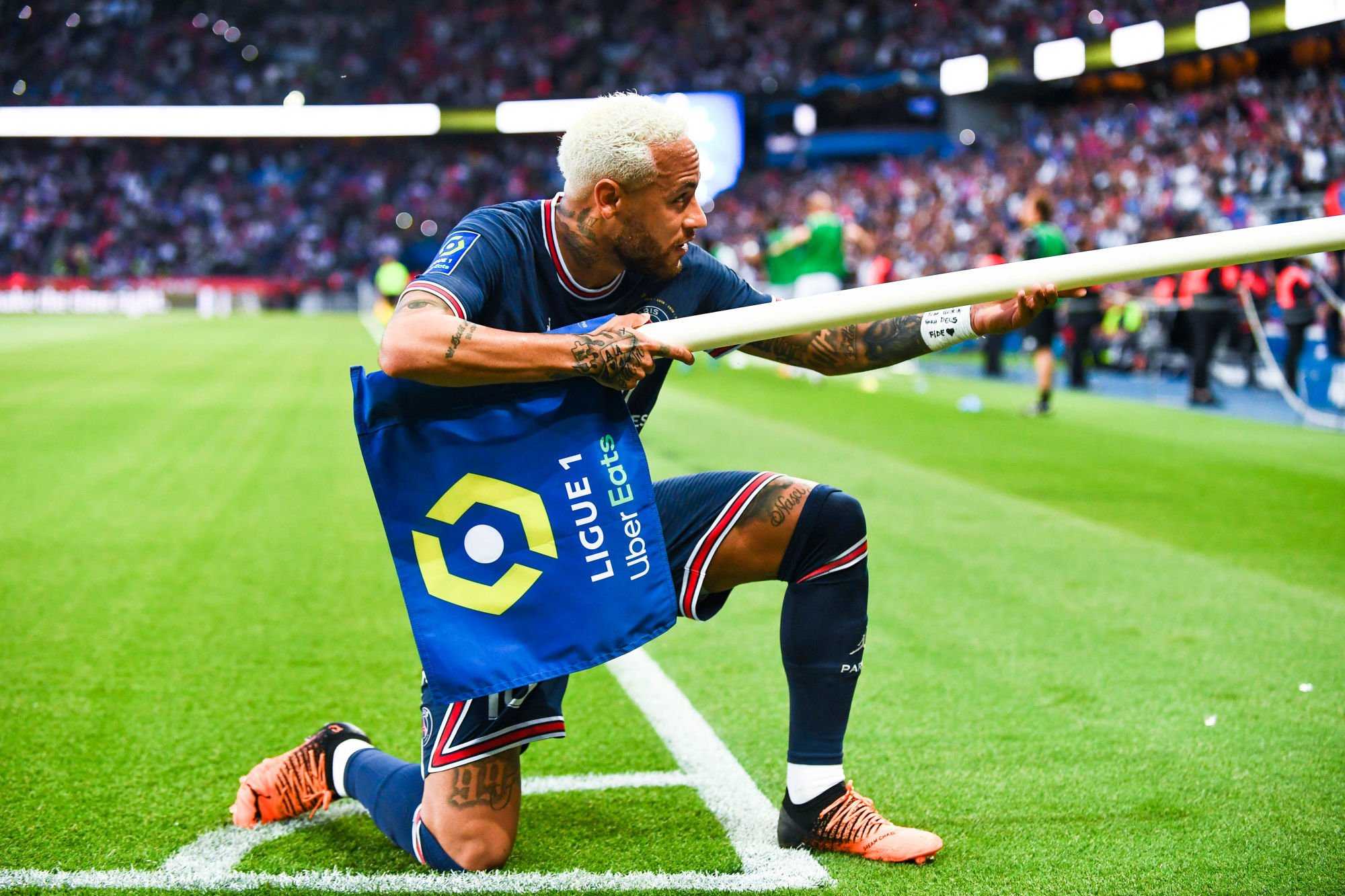 Malgré une saison décevante avec le PSG, #neymar devient le cinquième meilleur buteur de l’histoire du club, le Brésilien égale #dominique#rocheteau (100/100 ) .🤷🏾♂️😌