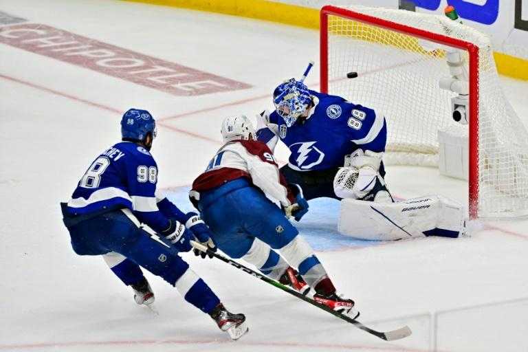 Un but de #nazem#kadri dans la prolongation a offert la victoire (3-2) à Colorado sur la patinoire de Tampa Bay, permettant à l'Avalanche de mener 3-1 mercredi en finale de la Ligue nord-américaine de hockey sur glace (NHL).