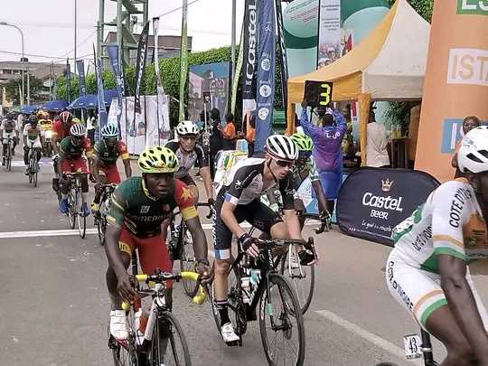 [Tour Cycliste du Cameroun] 
Le Cameroun perd le #maillotjaune. 
 
La 3e étape courue hier entre #obala et #Ndikiniméki dans la région du Centre ,a été sombre pour les coureurs cyclistes du terroir.L'étape a été remportée par un marocain ,et le camerounais#arthurtella détenteur du maillot jaune l'a perdu.La 4e étape se dispute ce mardi sur fond de critérium,un circuit fermé dans la ville de Bagangté région de l'ouest.