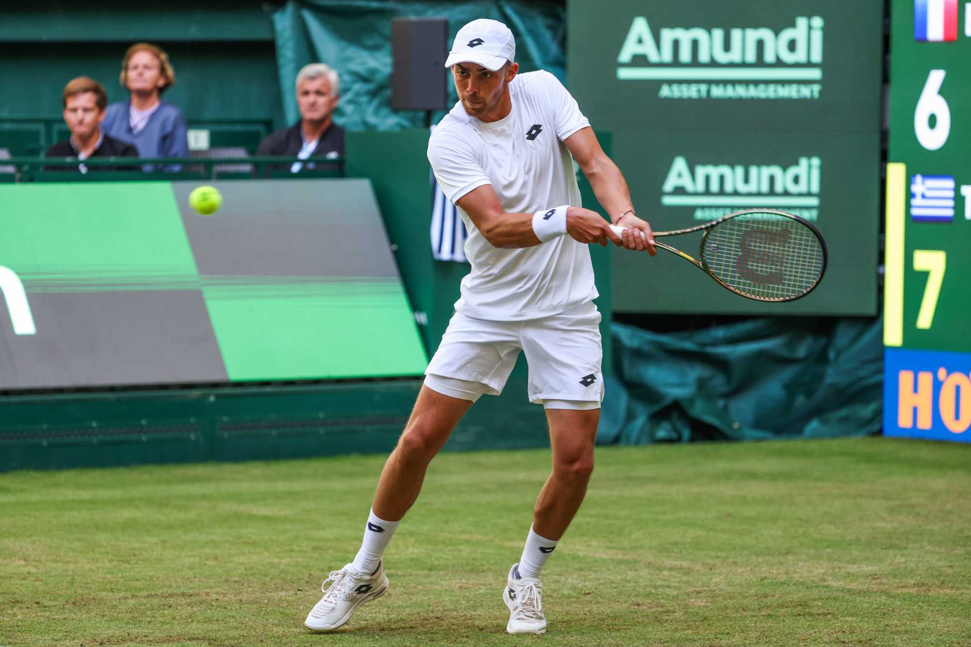 #benjamin#bonzi, 56e mondial, s'est qualifié jeudi pour les demi-finales du tournoi ATP 250 sur gazon de Majorque où il affrontera le Grec #stefanos#tsitsipas (6e) à trois jours du début de Wimbledon.