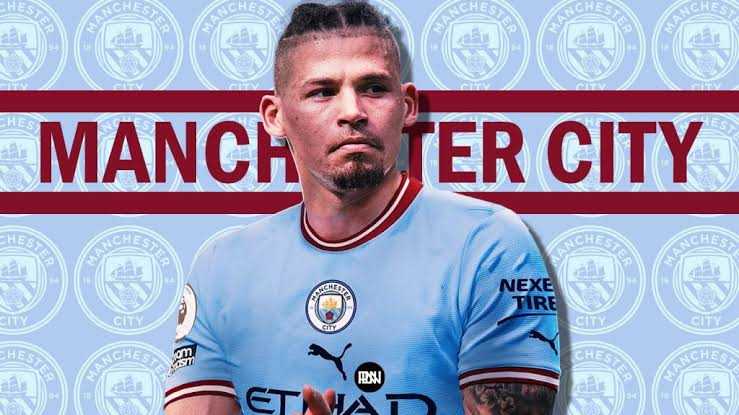 Manchester City a annoncé ce lundi la signature du milieu défensif #kalvin#phillips en provenance de Leeds. L'international anglais (26 ans) débarque chez les Skyblues contre un chèque de 48 M€ hors bonus, à en croire l'ensemble de la presse britannique.