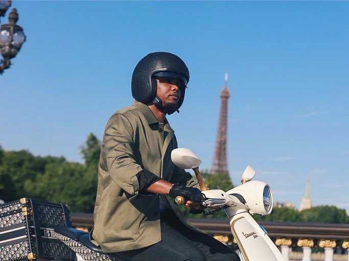 People: Samuel Eto'o s'offre une balade en mobillette à Paris.
Le Président de la Fecafoot a posté des images d'une balade en scooter ce jour dans les rues de la capitale française.
#etoo
#fecafoot
@Geleme2