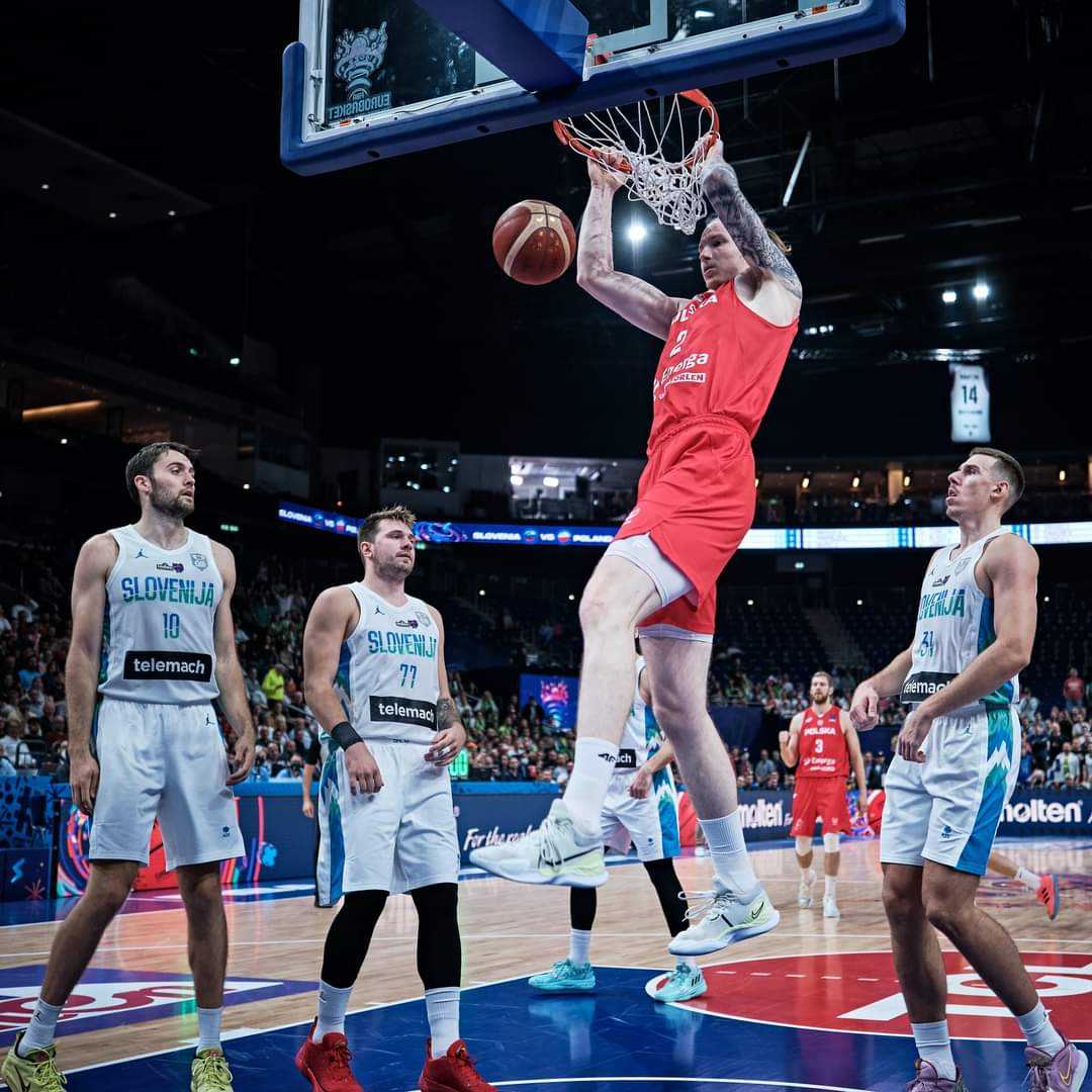 🇵🇱 Poland are up by 19 points on Slovenia with the first half coming to a close 😳 
 
#eurobasket is absolutely out of its mind! 🔥