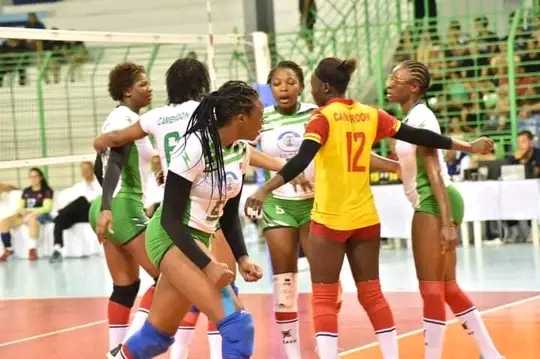 [Championnat U21] 
#selectioncamerounfeminine 
#selectiontunisienne 
#kelibia 
Les lionceaux tombent en demi finale. 
 
La sélection nationale du Cameroun s'est inclinée devant celle de la Tunisie sur le score de 1 set contre 3 (19-25, 12-25, 25-22, 20-25) ce vendredi à Kelibia en Tunisie. Les pouliches de Carole Ambatta tenteront d'obtenir la médaille de Bronze au cours de la petite finale face au Maroc dimanche à 16h. La finale quant à elle mettra aux prises l'Egypte (tenant du titre) à la Tunisie (pays hôte) le même jour. 
Avec la communication Fecavolley