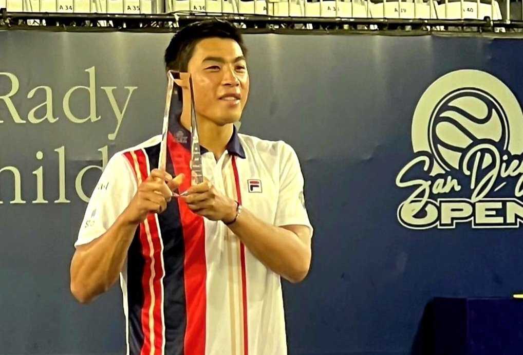 El estadounidense #brandon#nakashima ganó este domingo su primer título ATP Tour al imponerse en la final de San Diego, su ciudad natal, a su compatriota #marcos#girón por 6-4, 6-4.