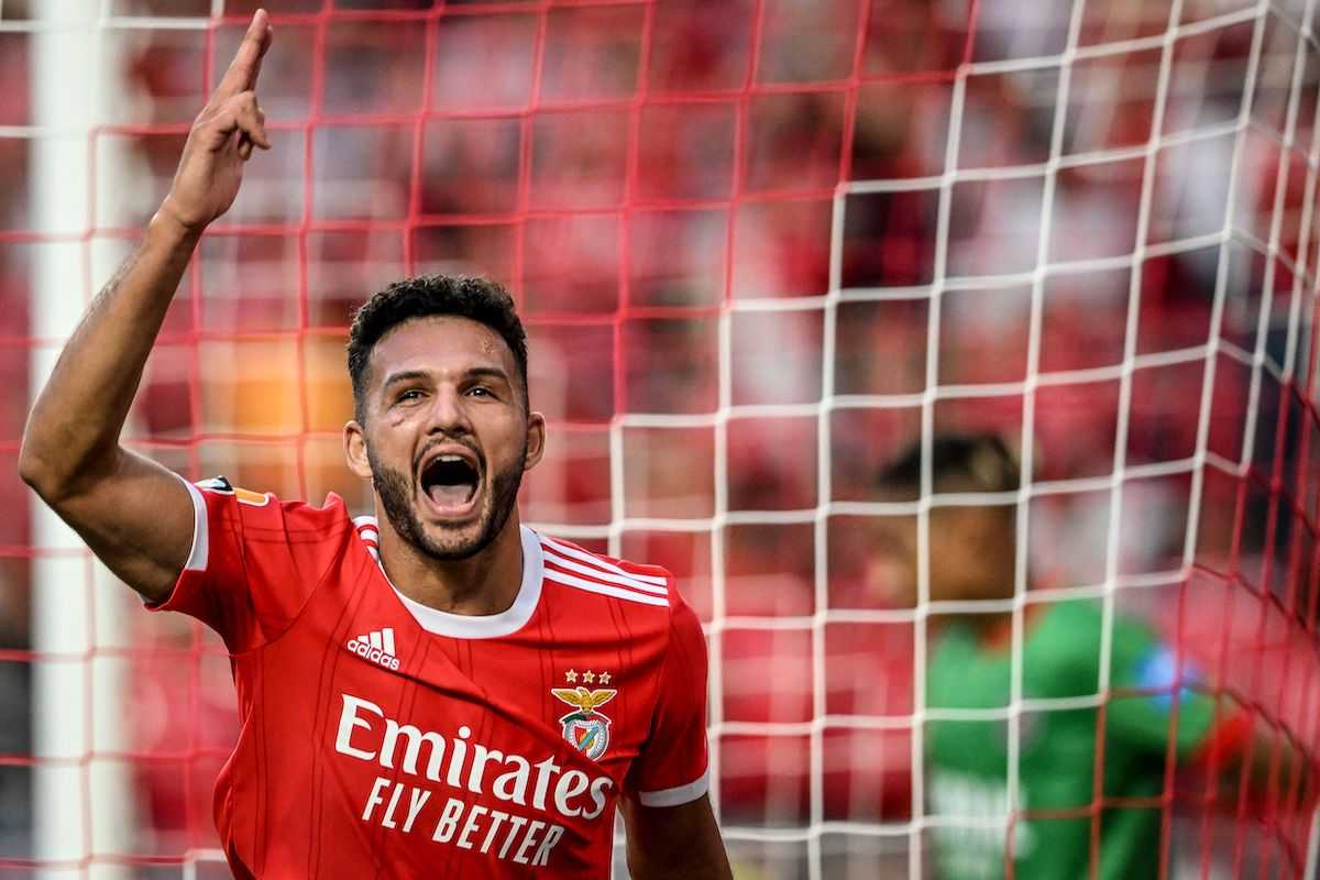 Un autre attaquant de Benfica prêt à rejoindre la Premier League Plus tôt, selon Sports Brief, Manchester United a jeté son dévolu sur l'attaquant de Benfica #goncalo#ramos. Le jeune réalise une excellente saison jusqu'à présent avec les géants portugais, marquant huit buts en 12 apparitions.