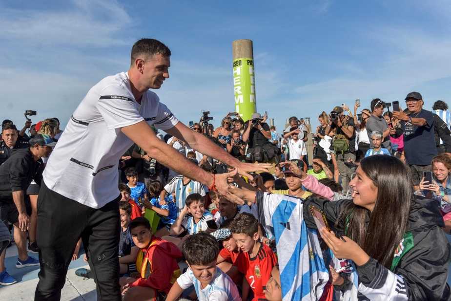 The goalkeeper of Argentina (world champion) #emiliano#martinez was cheered on Thursday by several tens of thousands of people in his hometown, Mar del Plata (east), and spoke of his psychological duels won during the penalty shootout.