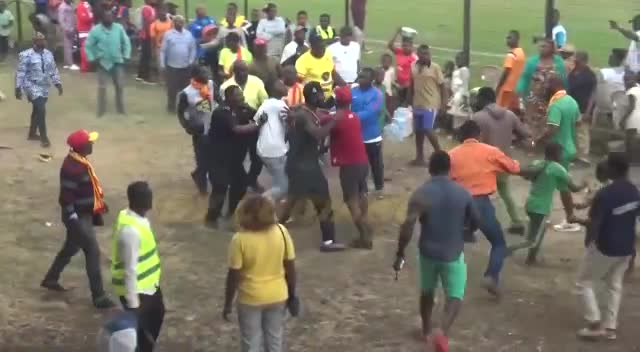 [Elite Two] 
#aiglenkongsamba 
#unisportbafang 
#stademelong 
Le match des supporters donne naissance à une grossière et grosse bagarre. 
 
Défaite du club du moungo(2-1),devant la formation de Bafang