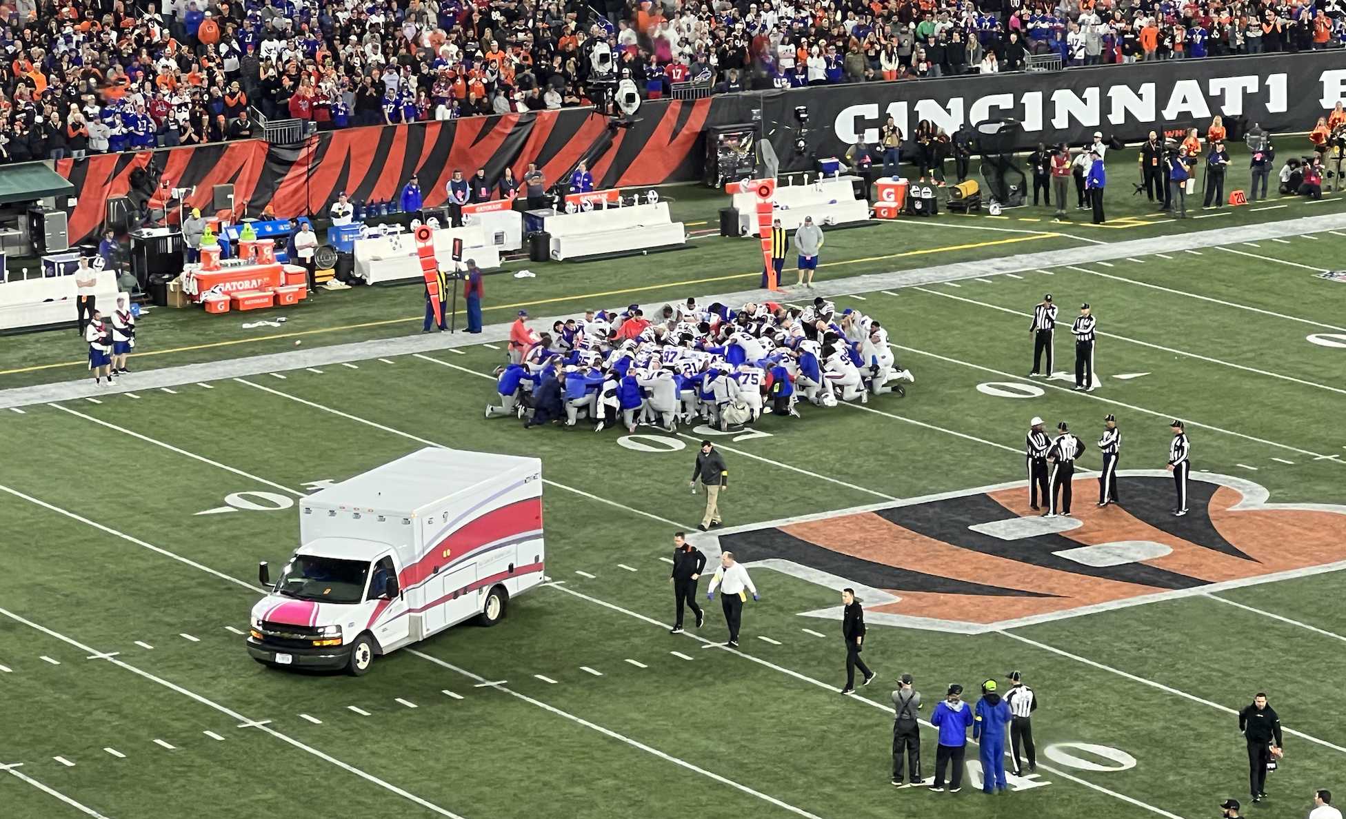 Emotion and concern remained strong on Tuesday around Buffalo Bills player #damar#hamlin, still hospitalized "in critical condition" after suffering cardiac arrest following a terrible shock suffered on Monday during an American football championship game (  NFL).
