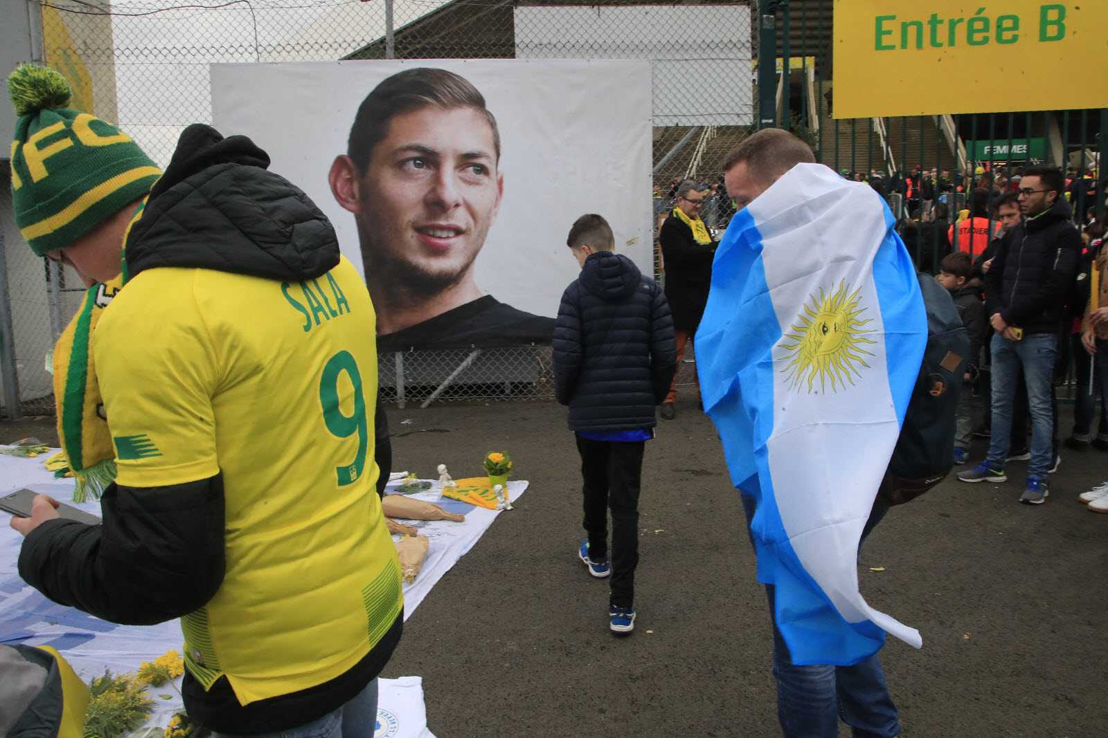 Cardiff City have, according to the BBC, paid Nantes the first installment of striker #emiliano#sala 's transfer fee which would amount to around 7 million pounds (7.9 million euros). Cardiff expects Fifa to lift the transfer embargo imposed on the club.