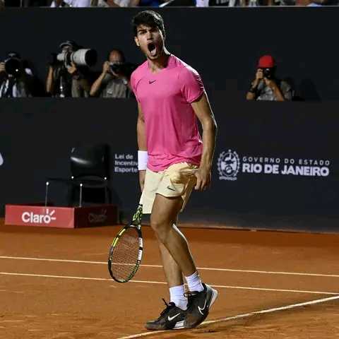 The 19-year-old Spaniard #carlos#alcaraz, seeded number 1, progressed in his aim to defend his title won in 2022, winning 6-4, 7-6 (6/0 ) in 1:54 play on the clay of the Guga Kuerten court. Him who won the Buenos Aires Open on Sunday.