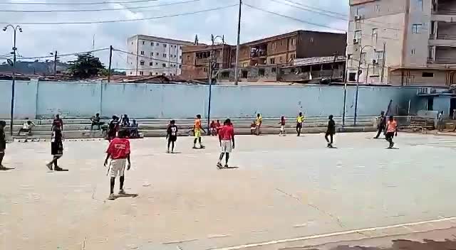 [Handball] Ça joue déjà dans le #mfoundi,depuis le week-end dernier.Ici une partie très animée  #fecahand #ldmfoundi