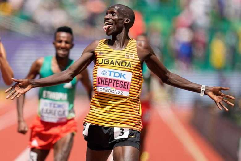 Joshua Cheptegei, le visage de l'athlétisme ougandais depuis qu'il a remporté une médaille d'argent au 10 000 m aux Championnats du monde de 2017 à Londres. Après avoir obtenu l'or aux Championnats du monde 2019 et 2021, il est également devenu double champion du Commonwealth, détenteur du record du monde et médaillé d'or olympique du 5 000 m, faisant de lui l'athlète ougandais le plus titré de tous les temps.🇺🇬👏🏾👏🏾👏🏾