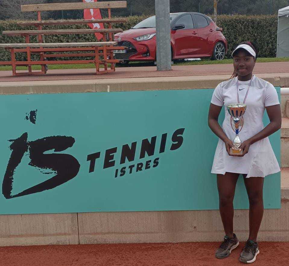 *Tournoi de Istres ITF J200 de tennis : #gloriana Nahum gagne en double* 
Eliminée en quart de finale en simple du Tournoi de Istres ITF J200 tennis, la pépite du tennis féminin béninois🇧🇯, Gloriana Nahum s’est consolée en double. Avec sa partenaire Jermine Sherif de l’Egypte, elle est arrivée à décrocher la médaille en or et a logiquement brandi son trophée, source de soulagement._ 
Organisée par le Ligue PCA du 10 au 15 avril 2023 avec pour Directeur du tournoi Jean Yves Vidal, cette compétition aura permis à la jeune Béninoise Gloriana Nahum de grappiller des points dans le classement juniors dames ITF World tennis. En finale double filles, le duo Gloriana Nahum/Jermine Sherif a battu son homologue composé de Tessa Johanna Brockmann (Allemagne)/Jeline Vandromme (Belgique) 7-5 6-7(2) [10-5]. En remportant le tournoi de Istres ITF J200 en double, elle prouve qu’elle reste une des valeurs certaines du tennis féminin béninois. Avec une force mentale, des capacités physiques et tactiquement au point, elle joue intelligemment et a du potentiel à vendre sur l’ensemble des courts de tennis en Afrique, en Europe et en Amérique. Elle mérite d’être soutenue et accompagnée pour l’atteinte de son objectif. 
#gloriananahum#istresitf J200 tenis#spoorts