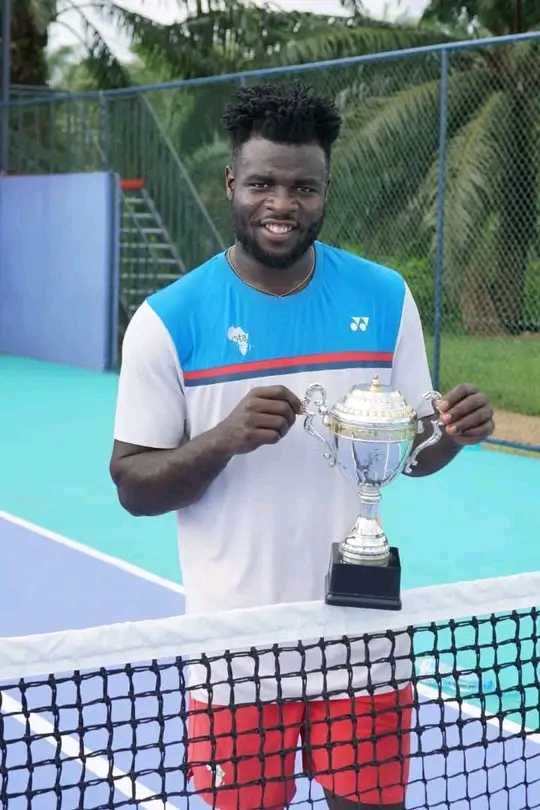 [Tournoi Interne] 
Après une pause de deux mois due à l’organisation de la 2e édition de l’Open Neptune Oil International, le tournoi mensuel d’Oyebog Tennis Academy a repris la semaine dernière. Tous les jeunes de l’académie ou presque se sont retrouvés sur les courts du complexe pour mesurer leurs talents.Voici le tableau des vainqueurs:  
U16 F .Manantsop Delisle 
U16 G Ngounou Miguel 
U14 F Olive Nguimbis.Chez les dames,Manantsop Delisle 
Open G Nkwain Clifford 
Double Dames 
Serena Nguimbis/ Asaah Aissatou 
Double Messieurs 
Nde junior/Talla Junior 
U12 G Ibrahim Arnold 
U12F Jyoova Kratos 
U10 F Oyebog Tinash 
U6G Amadou Pape 
#ota#tournoiinterne#souza