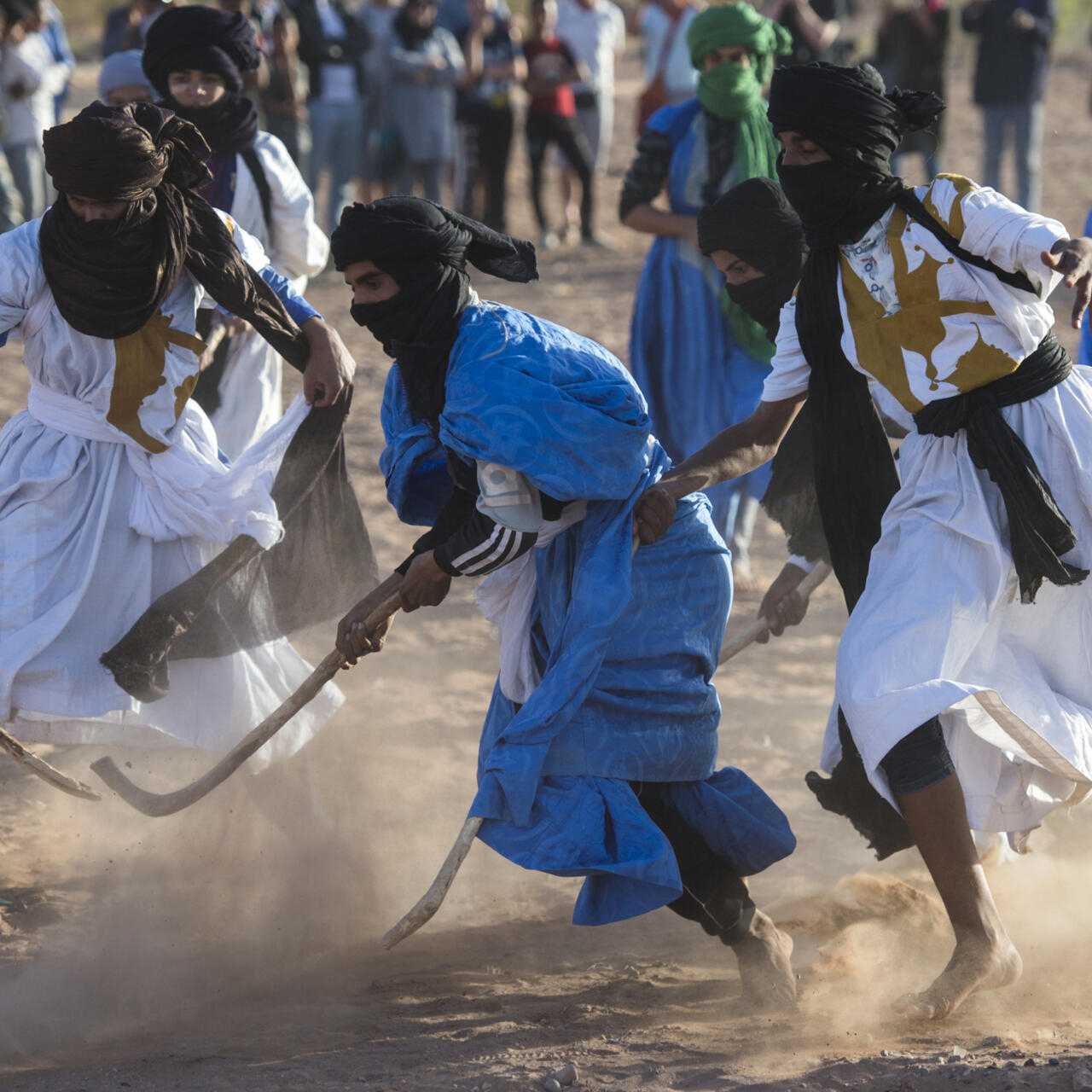 Au Maroc, les nomades font la promotion d'un sport traditionnel qui fait partie de leur patrimoine ancestral "le hockey sur sable". Le hockey sur sable est un ancien passe-temps chez les nomades.  Tout ce dont vous avez besoin est une balle faite de laine de chameau et de bâtons de palmier. #hockeysursable,#marocancestral