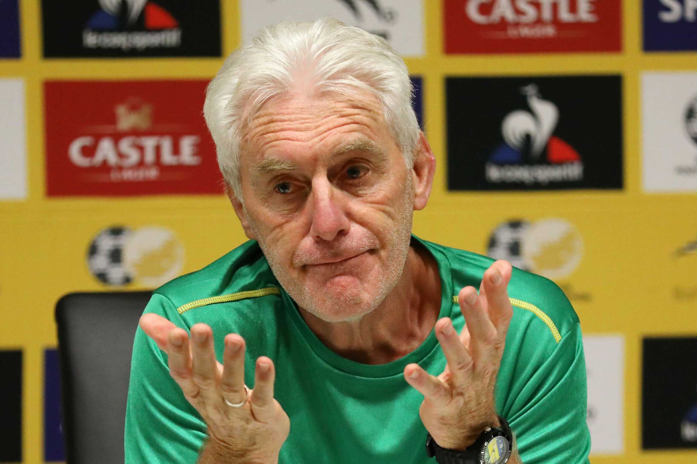 Le ras-le-bol d'Hugo Broos L'entraîneur des Bafana en a marre des clubs qui refusent de libérer des joueurs. L'entraîneur des Bafana Bafana, Hugo Broos, dit qu'il n'est pas idiot et qu'il ne sera pas à genoux pour "supplier et implorer" de parler aux entraîneurs.