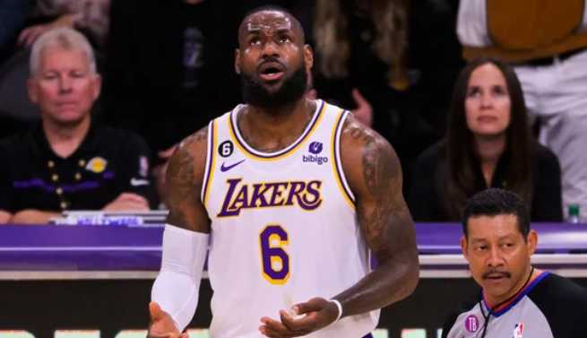  
NBA: 
Annocé dans le viseur des Mavericks, LeBron James ne devrait pas quitter Los Angeles cet été. Pour le laisser partir à Dallas qui fait de lui sa priorité, les Lakers proposent un deal avec une superstar de la NBA. 
#nba #lebronjames #lakers #dallas