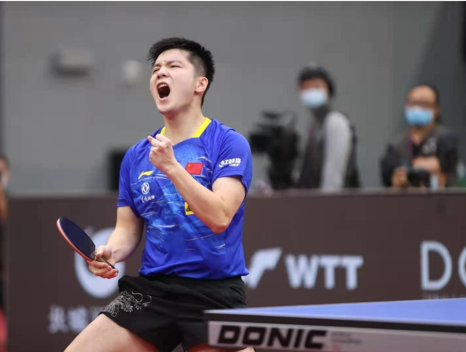 Fan Zhendong maître du tennis de table masculin.