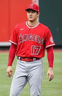 大谷翔平宣布本季结束，笑容满面观看球队比赛