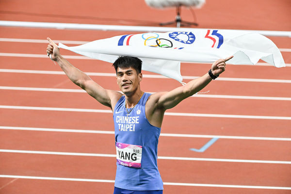 楊俊瀚0.01秒差距摘亚运男子200米铜牌,带伤夺奖引掌声