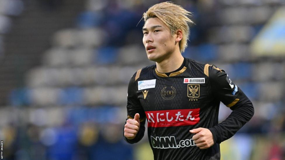 Luton Town sign Japan full-back from Sint-Truiden