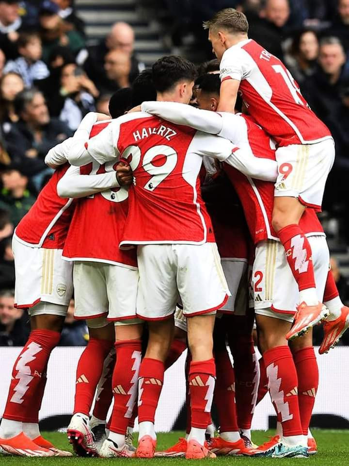 Premier League: Arsenal reste leader