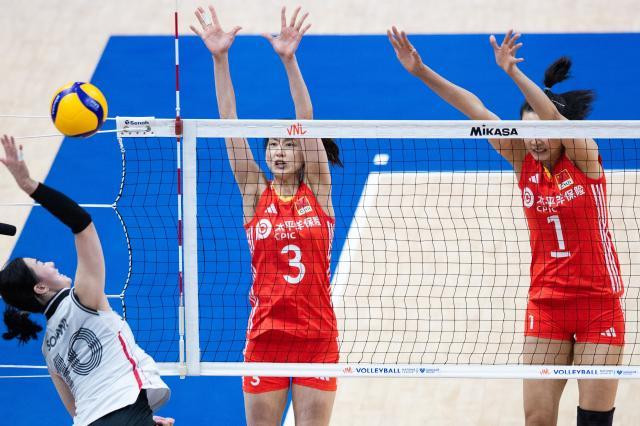 中国女排在世界女排联赛首战中以3比0横扫韩国队，豪取开门红