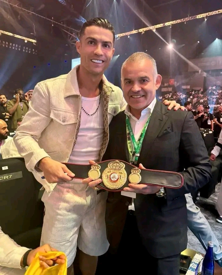 Ronaldo recibe un honorífico cinturón de campeón